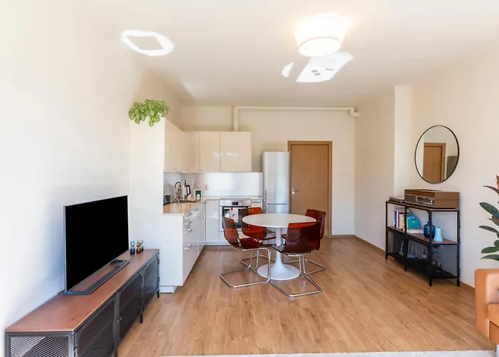 The Architect - Center, Free Parking! *